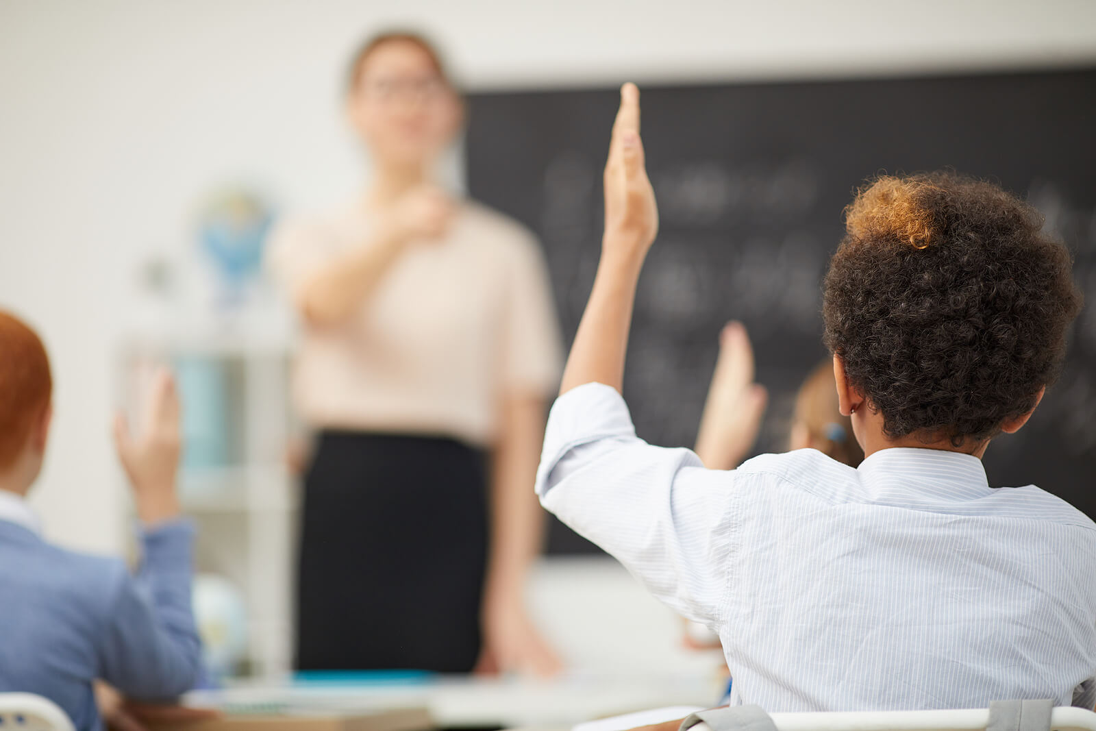 Profesora utilizando algunas técnicas de debate con sus alumnos en clase.