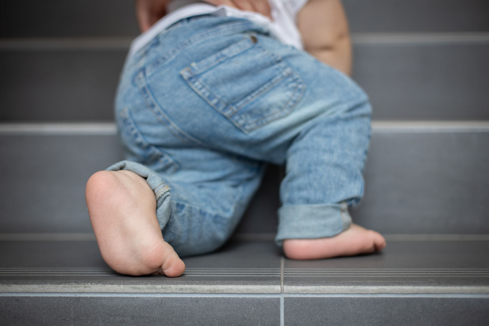 Bebé aprendiendo a subir las escaleras gracias a la mente absorbente.