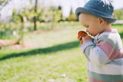Bebé jugando con uno de los juegos Montessori.