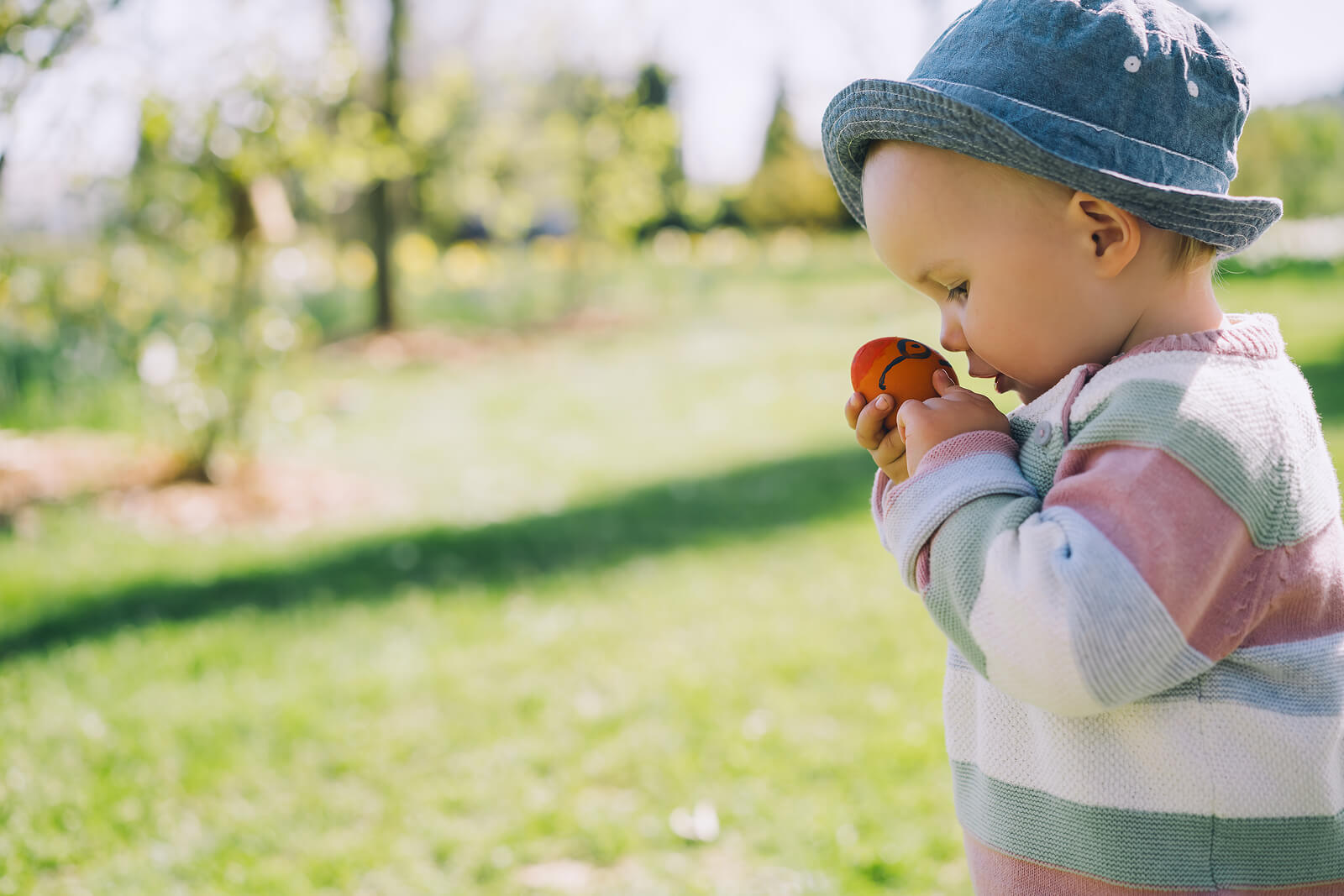Bambino che gioca con uno dei giochi Montessori.