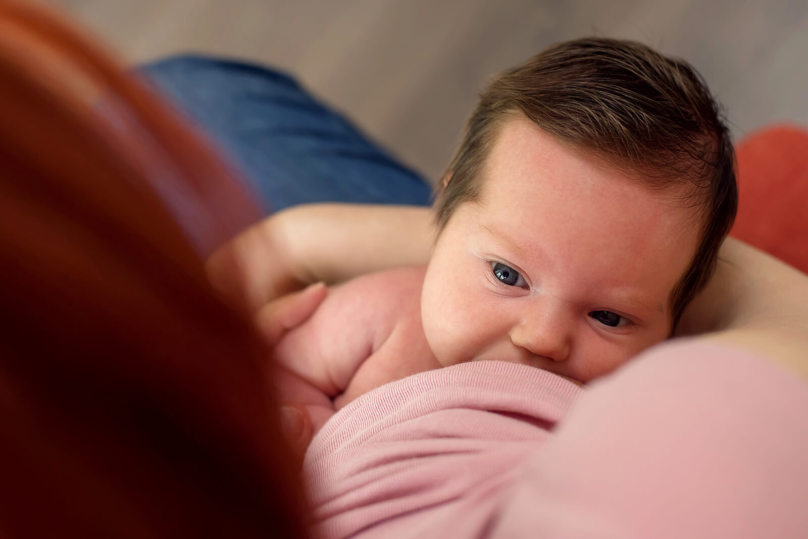Bambino che allatta dal seno della madre durante l'allattamento.