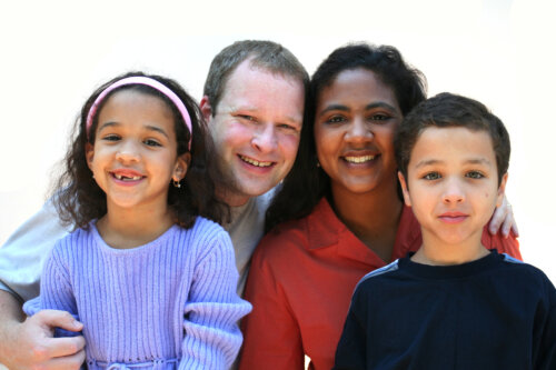 Une famille heureuse.