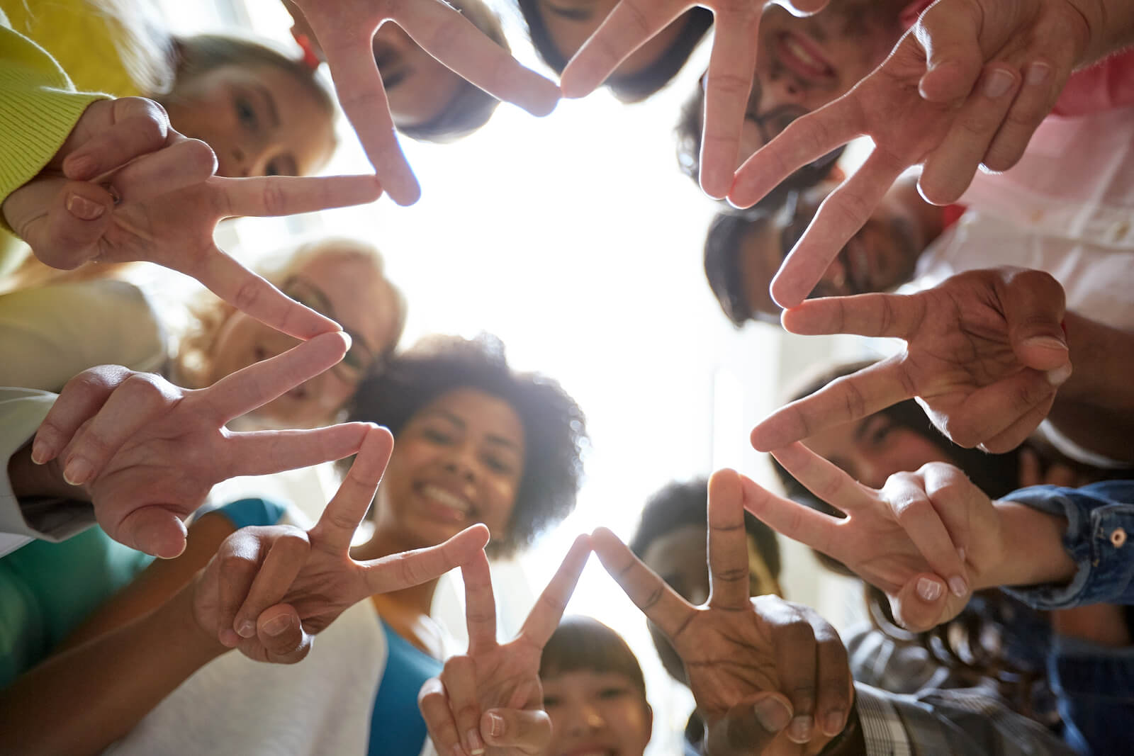 Enfants suivant une éducation Montessori pour la paix.