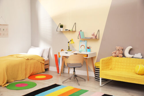 Habitación infantil decorada con tonos amarillos.