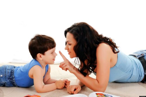 Madre hablando con su hijo para llevar a cabo una crianza feliz.