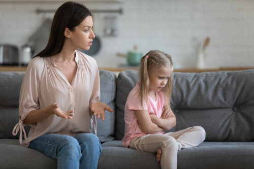 Madre regañando y educando a su hija tras su mal comportamiento.