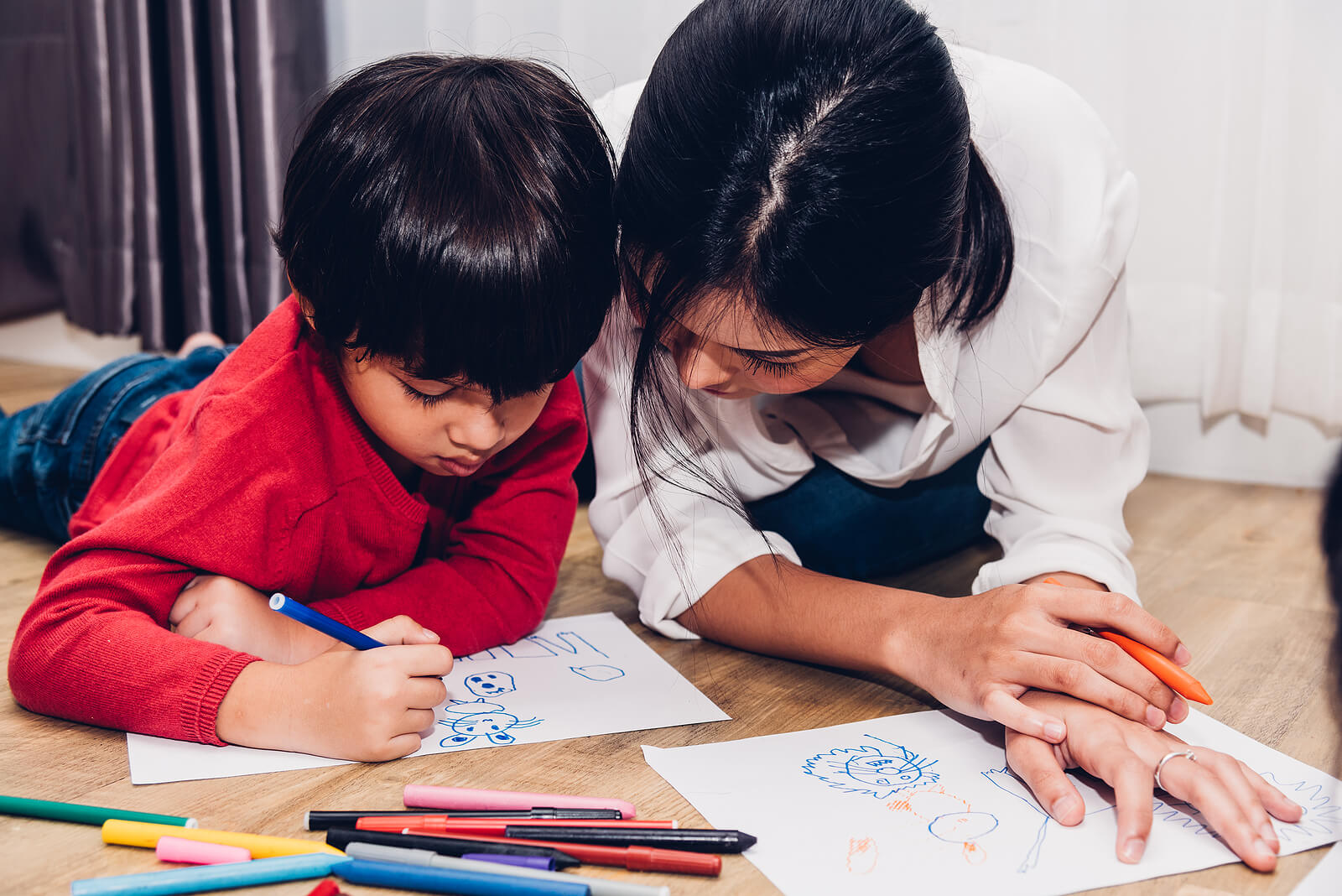 Madre e hijo dibujando para ver la evolución de la expresión gráfica del pequeño.