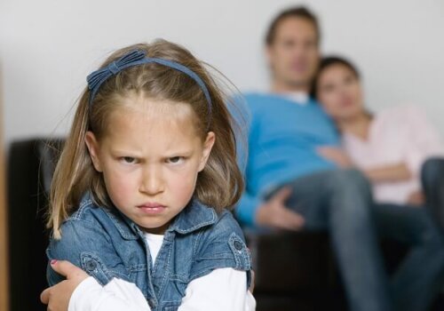Niña enfadad con sus padres debido a sus problemas de conducta.