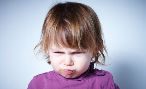Une jeune fille qui fait une grimace.