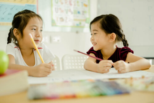 Deux filles qui apprennent à lire et à écrire selon Montessori.