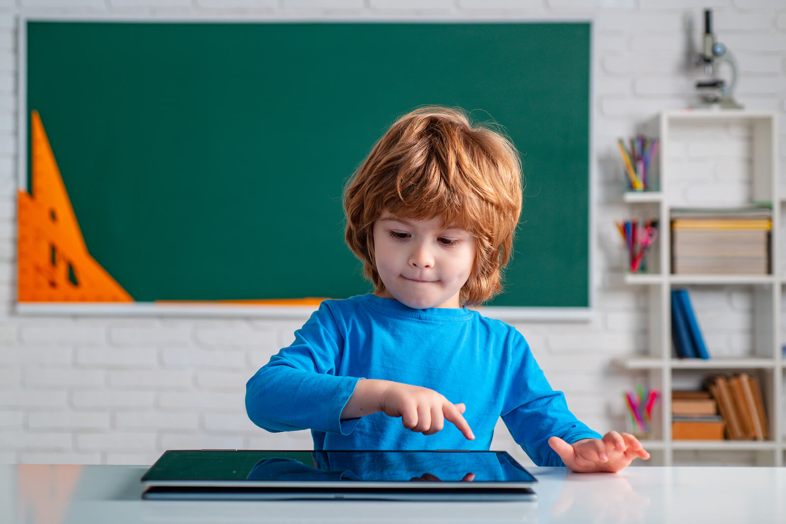 Enfant en classe infantile développant la pensée informatique.