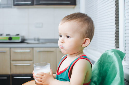 Niño bebiendo un vaso de leche.
