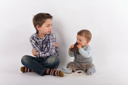 Niño sintiendo celos de su hermano y presentando cambios de comportamiento.