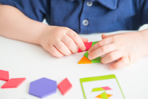 Niño haciendo figuras con el Tangram.