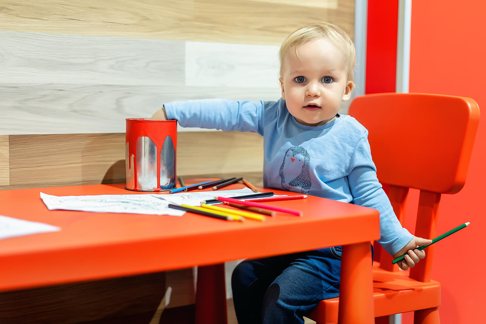Niño dibujando con muchos colores, pues el dibujo es la primera escritura de los pequeños.
