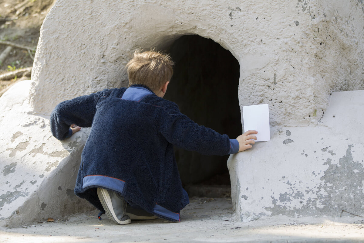 Niño explorando una cueva debido a su comportamiento desinhibido.