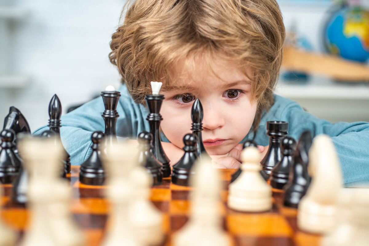 Niño jugando al ajedrez.