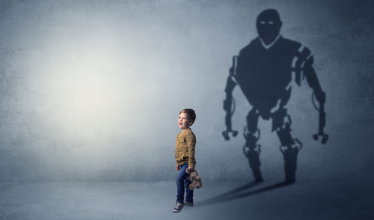 Niño con un osito de peluche y un robot gigante como su sombra.