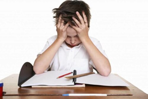 Niño con dislexia frustrado en clase.
