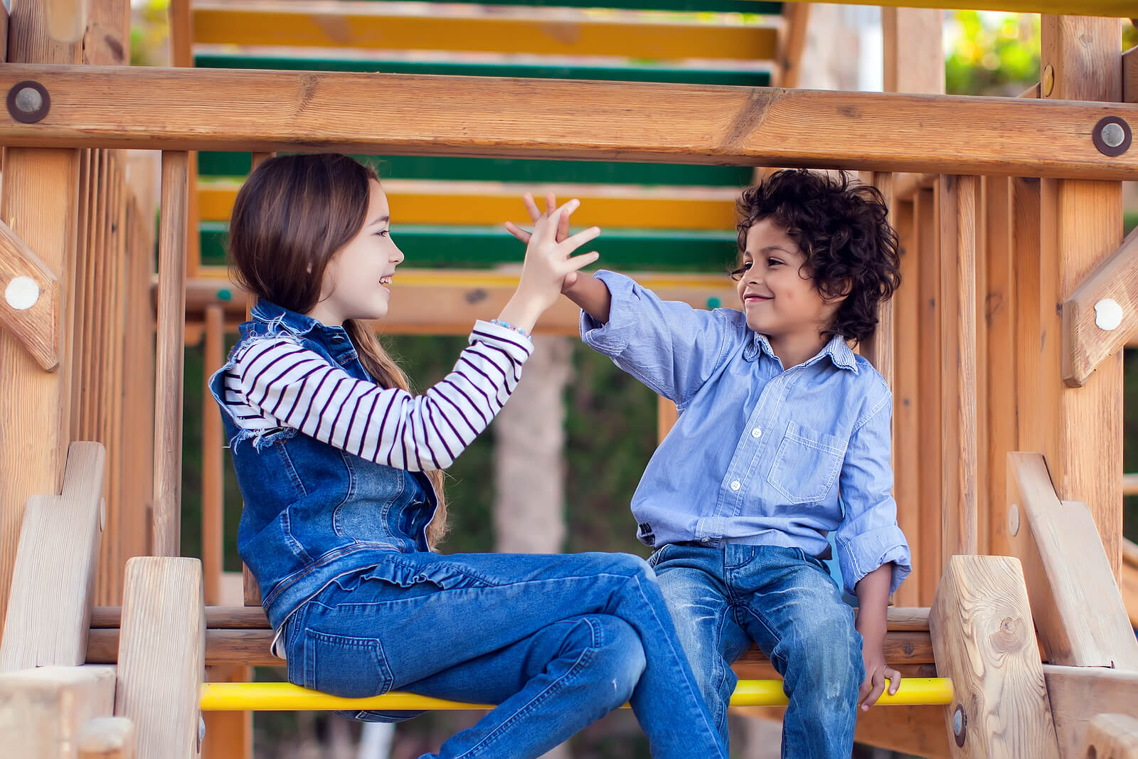 Niños jugando en el parque.