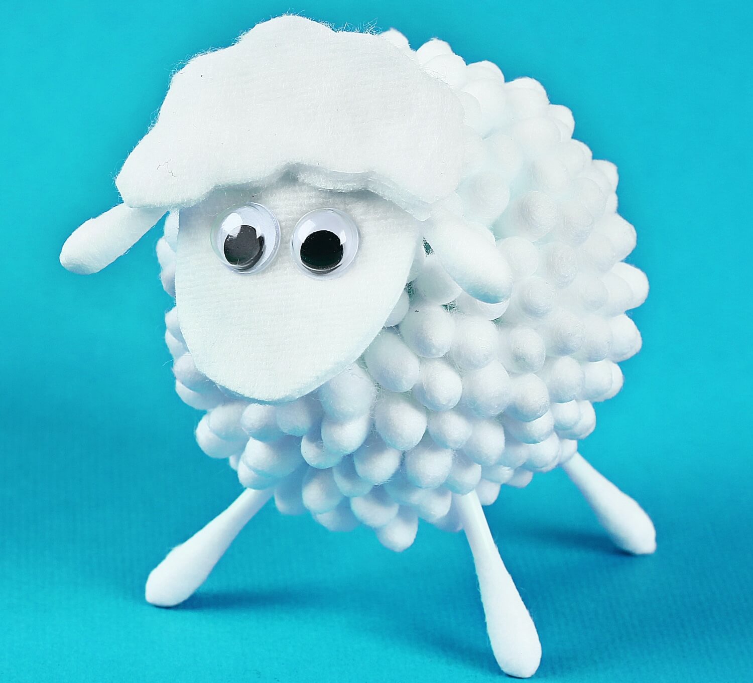 Oveja hecha de algodón, uno de los proyectos divertidos para hacer con los niños.