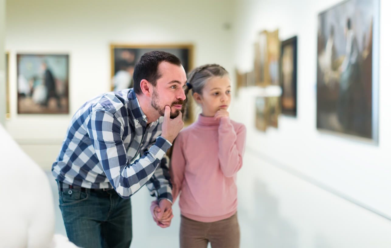 Padre e hija visitando un museo durante la Semana Internacional de la Educación Artística.