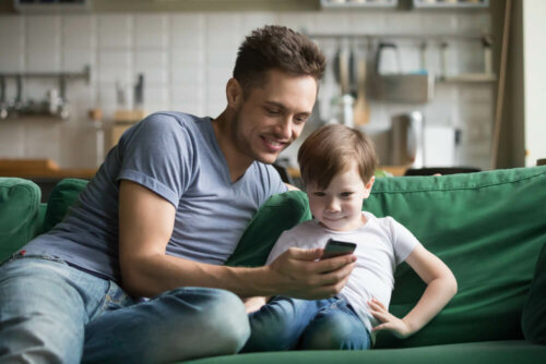 Padre e hijo usando algunas de las apps infantiles para aprender geografía.