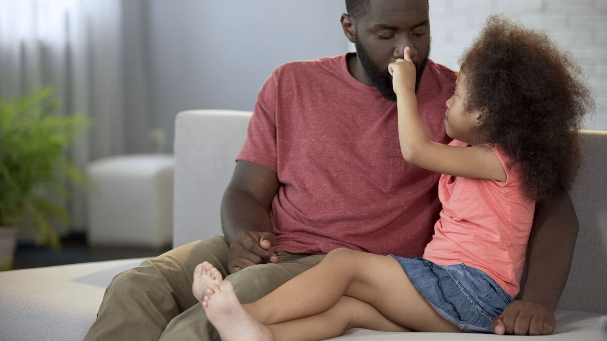 Padre jugando con su hija con mucho afecto.