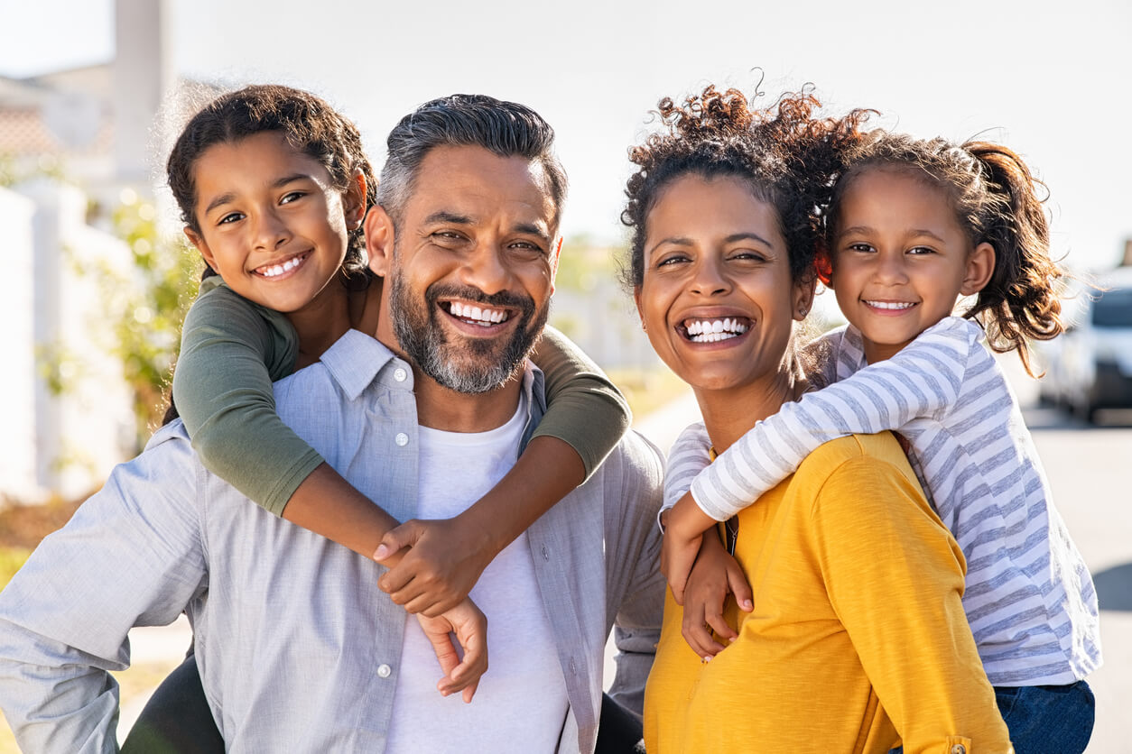 Des parents célébrant avec leurs enfants la Journée mondiale des mères et des pères.