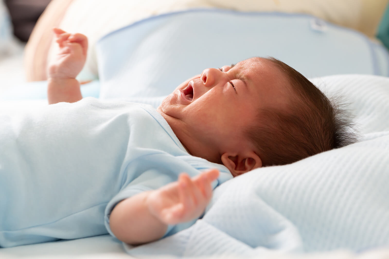 Bebé llorando en la cuna, pero uno de los mitos sobre la crianza de los bebés es no acudir a su llanto.