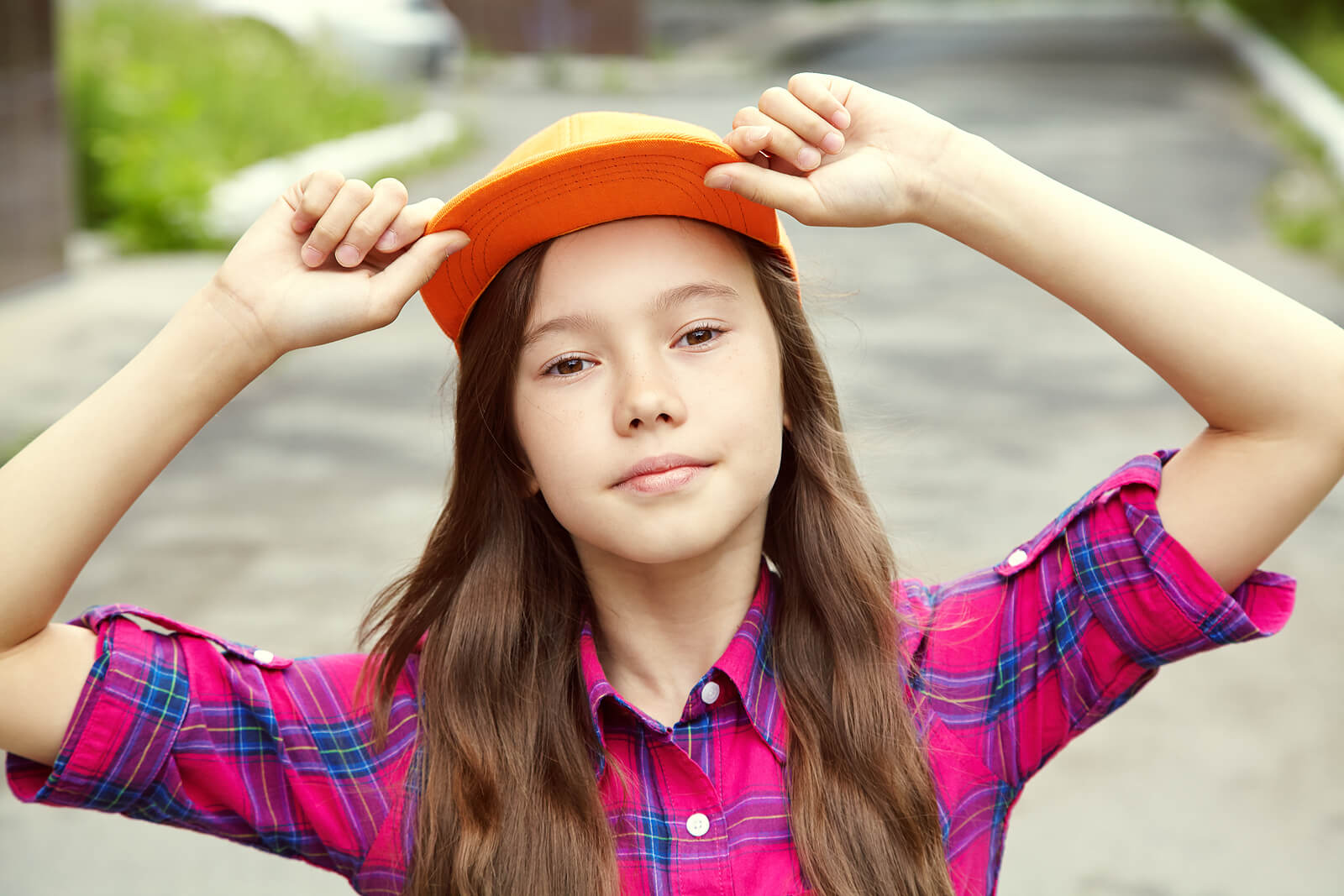 Chica adolescente con una gorra posando.