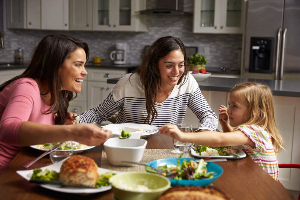 Familia haciendo cenas saludables según el menú escolar.