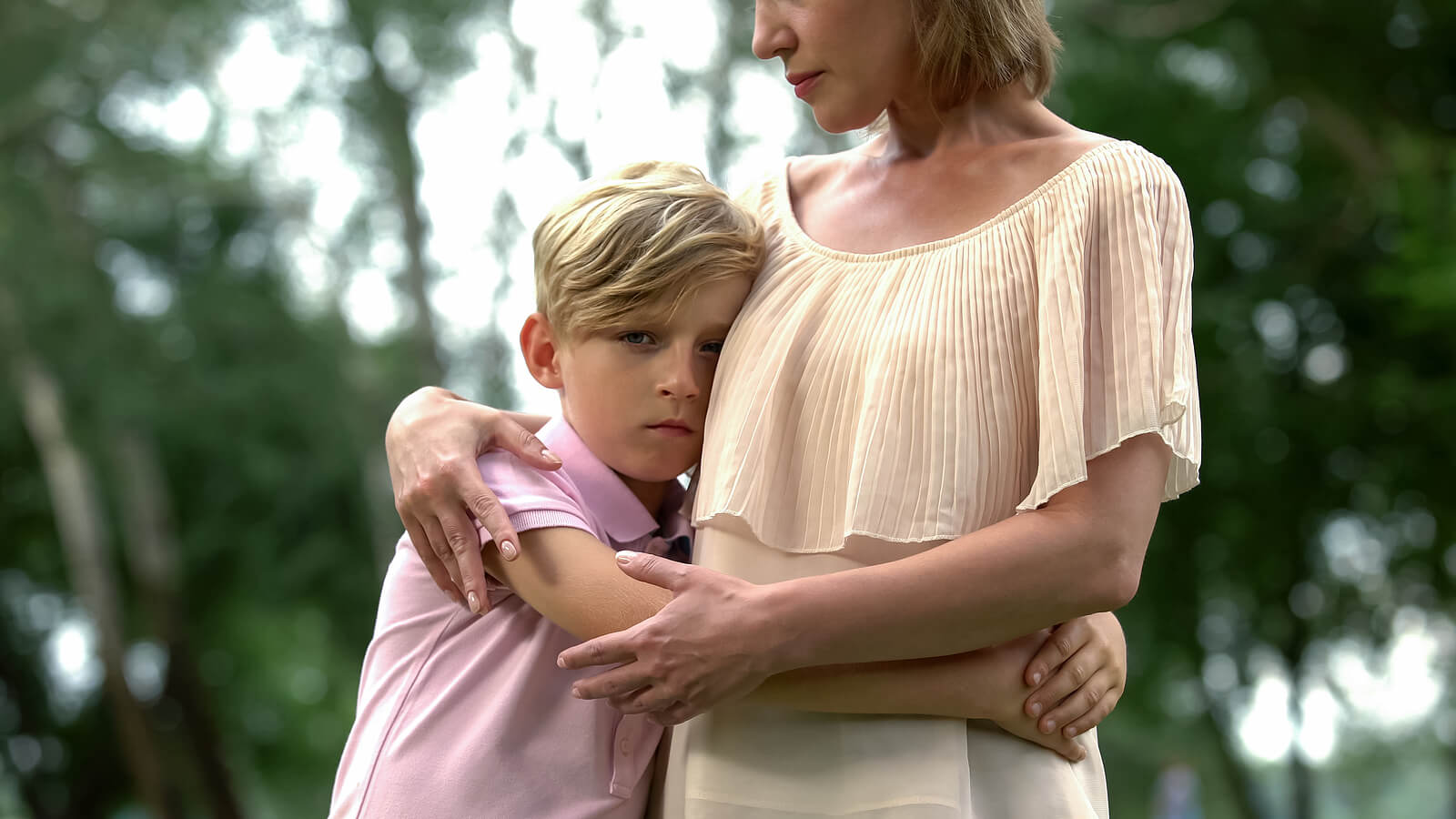 Hijo abraza a su madre para mostrar síntomas internalizantes y externalizantes.