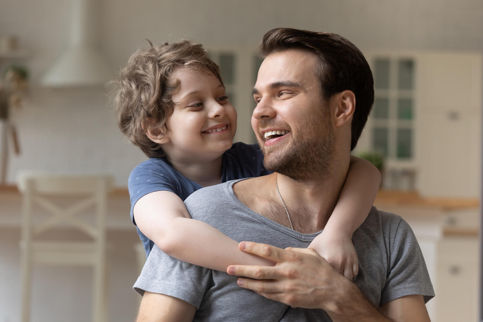 Niño dando las gracias a su padre con un abrazo.