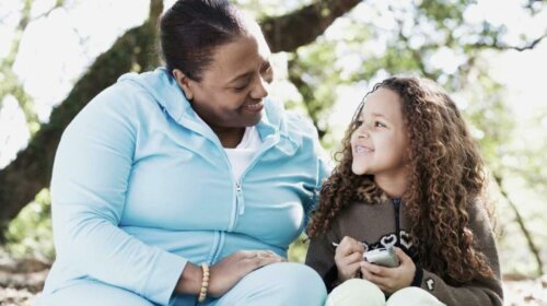 Madre hablando con su hija sobre la importancia de los valores.