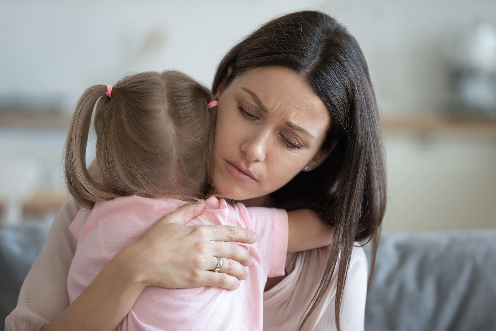 Hija abrazando a su madre par aliviar su ansiedad.