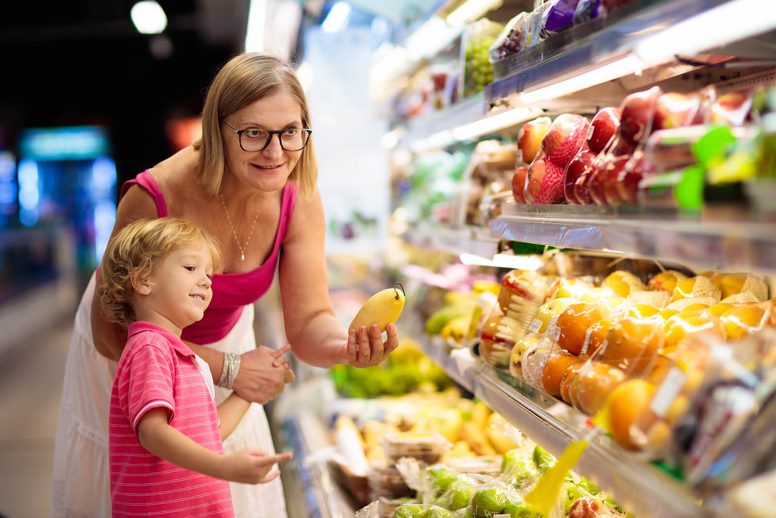 Mère et fils au supermarché pour apprendre les mathématiques.