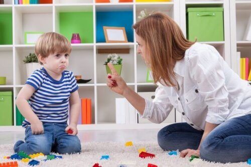 Mamá poniendo límites para éviter los errores más frecuentes en su desarrollo.