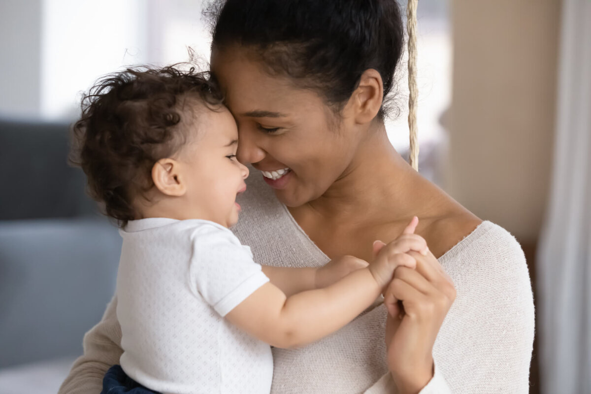 Madre con su bebé hablando mediante el baby sign.