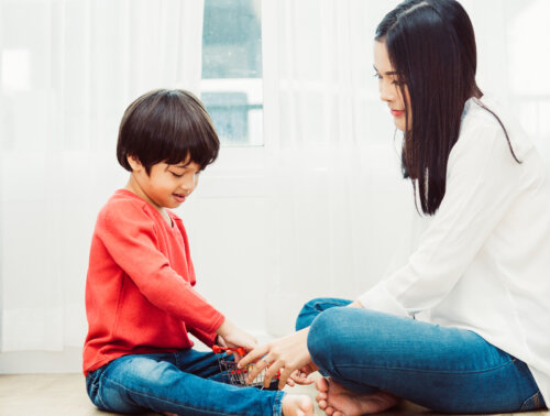 Madre e hijo jugando y aprendiendo.