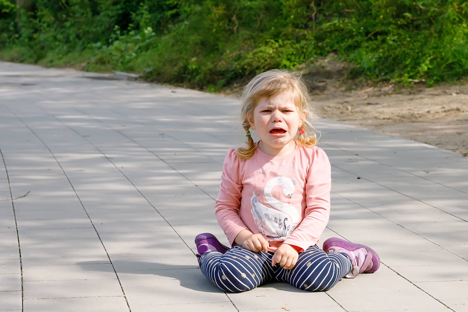 Niña en el suelo llorando.