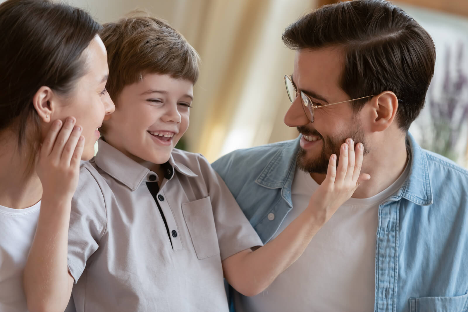 ¿Cómo reacciona tu hijo a los elogios?