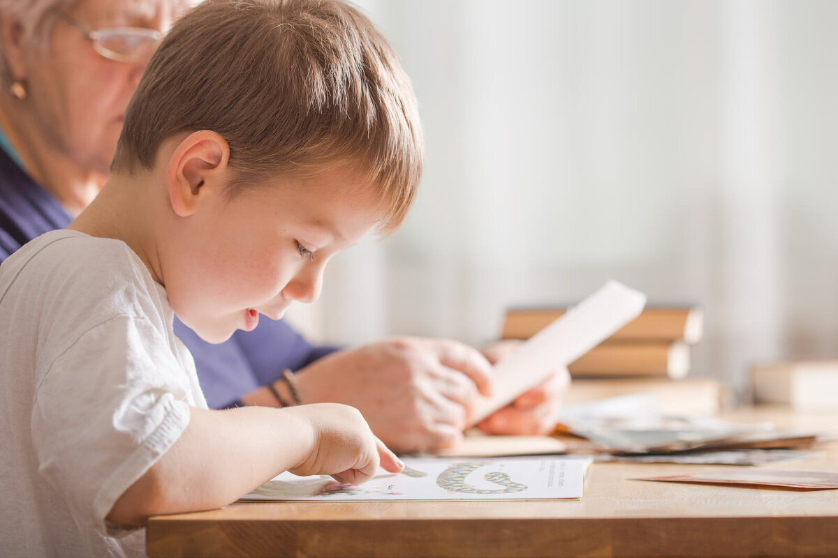 Niño aprendiendo a leer.