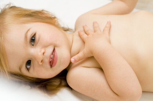 Niña comunicándose con sus padres mediante el baby sign.