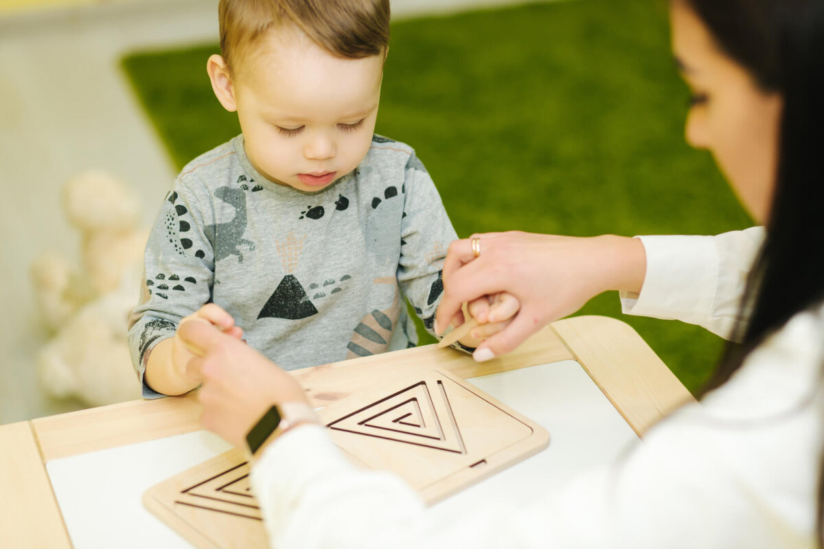 Madre con su hijo poniendo en práctica un aprendizaje sin error.