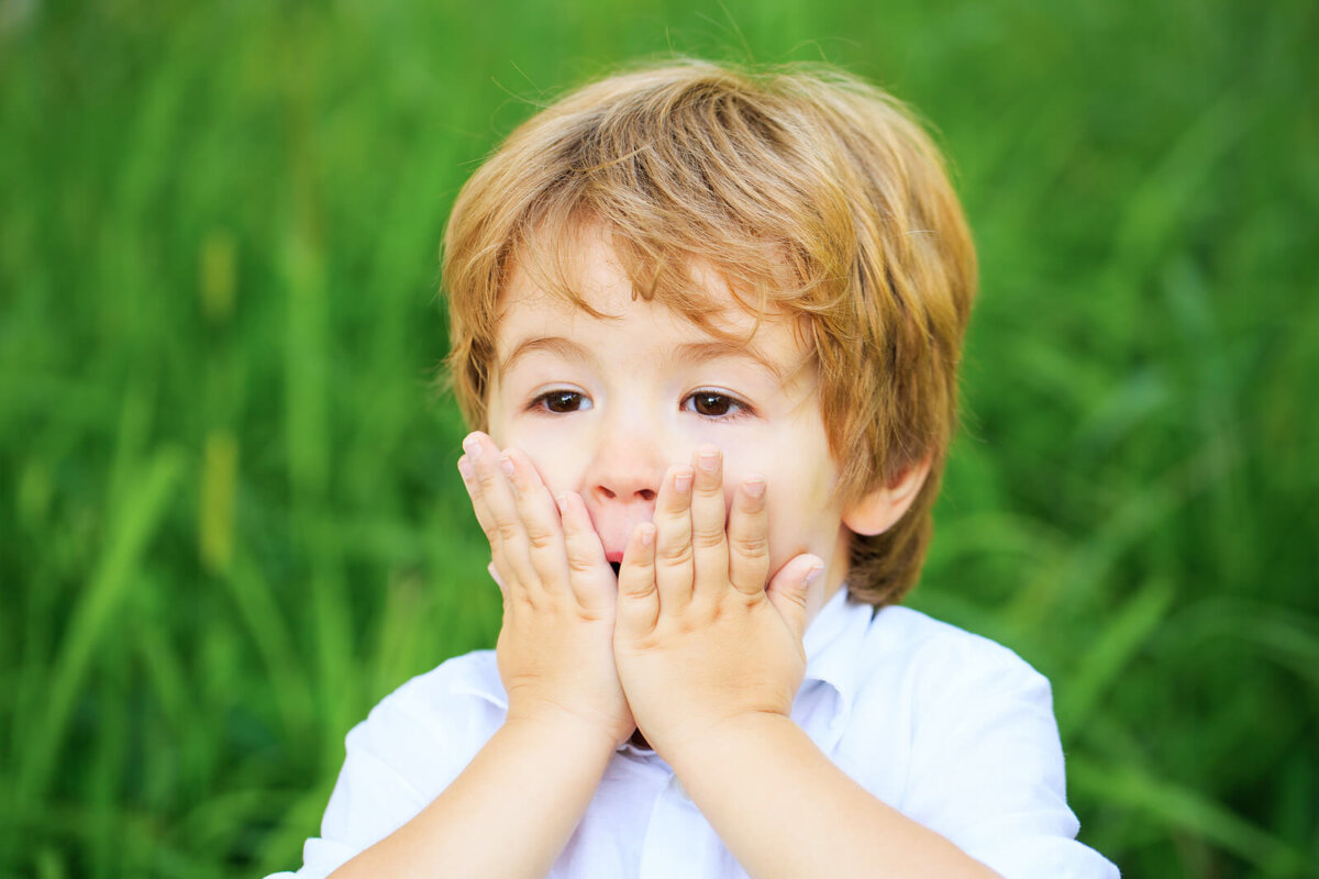 Niño sorprendido gracias a la crianza en la sorpresa de sus padres.