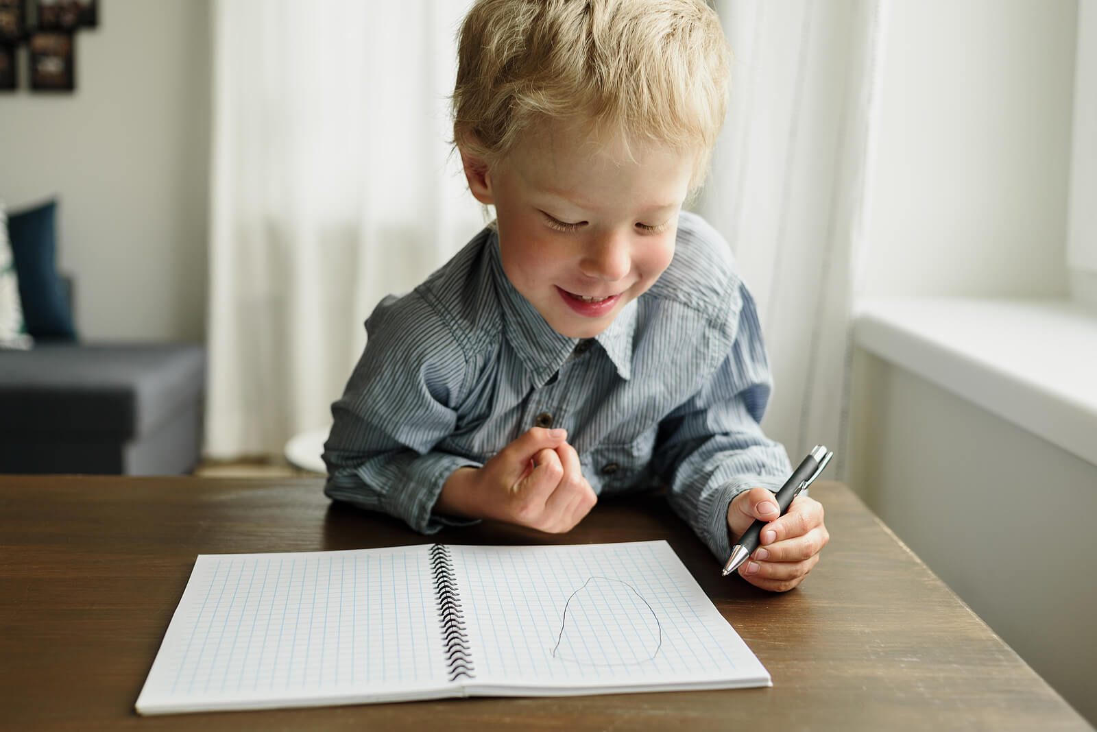 Niño escribiendo con la mano izquierda.