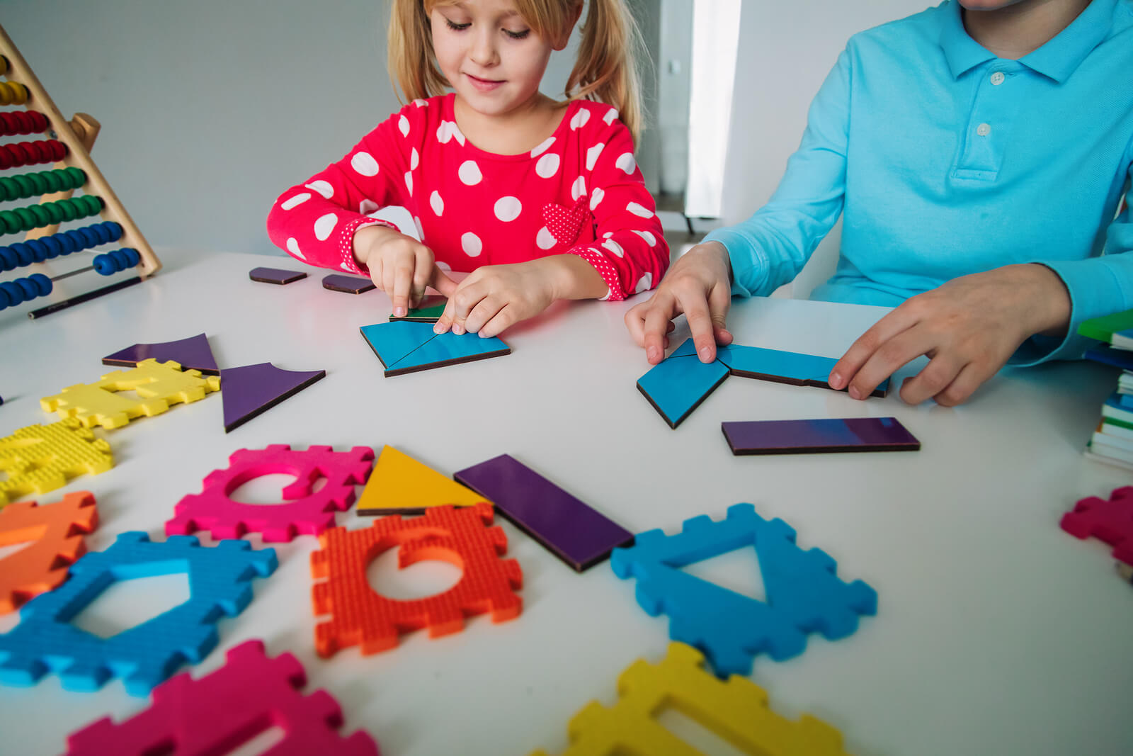 Niños aprendiendo habilidades matemáticas jugando.