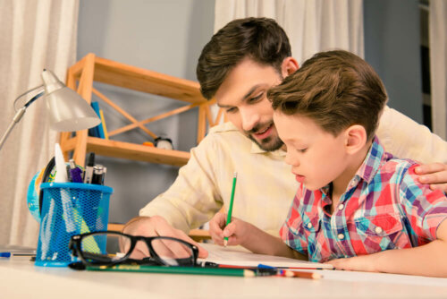 Cómo redirigir al niño si va mal en el cole