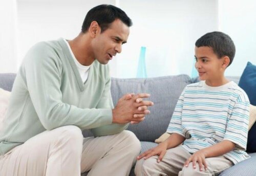 Padre hablando con su hijo sobre la ausencia de valores, un problema en los niños de hoy en día.